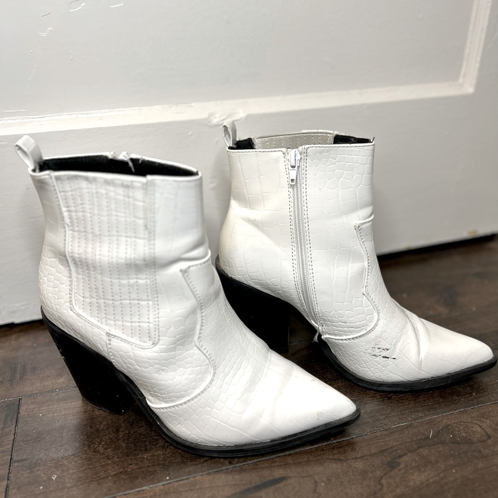Low cut cowgirl boots